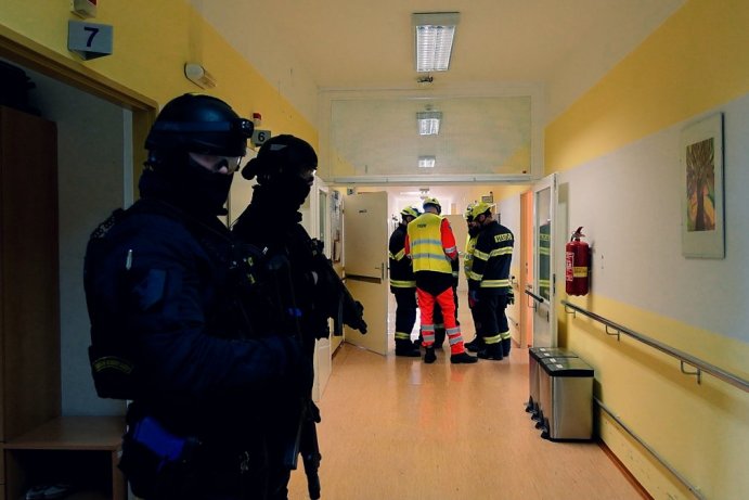 Policisté, hasiči a záchranáři předvedli skvělý výkon na cvičení, při kterém střílel ozbrojený muž, foto: Policie ČR