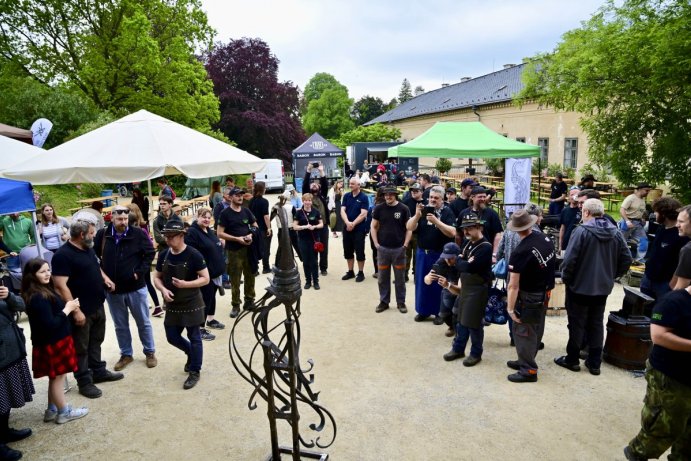 Umělečtí kováři kuli na zámku v Čechách pod Kosířem