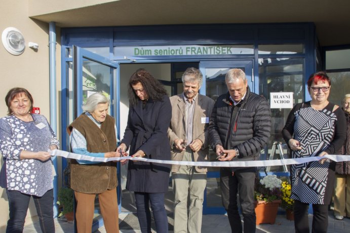 Hejtman Rozbořil otevřel zrekonstruovaný dům seniorů v Náměšti na Hané