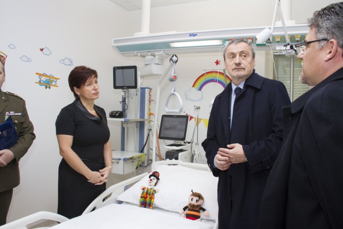 Dětské oddělení, které se bude komplexně zabývat následnou intenzivní péčí, dnes slavnostně otevřeli ve Vojenské nemocnici v Olomouci. Specializované pracoviště je jediné svého druhu v České republice.