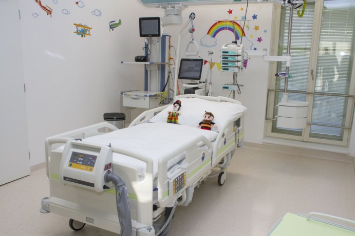 Dětské oddělení, které se bude komplexně zabývat následnou intenzivní péčí, dnes slavnostně otevřeli ve Vojenské nemocnici v Olomouci. Specializované pracoviště je jediné svého druhu v České republice.