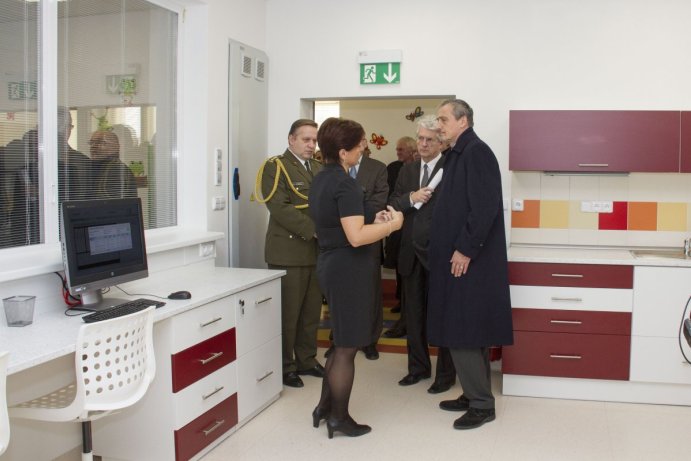 Dětské oddělení, které se bude komplexně zabývat následnou intenzivní péčí, dnes slavnostně otevřeli ve Vojenské nemocnici v Olomouci. Specializované pracoviště je jediné svého druhu v České republice.
