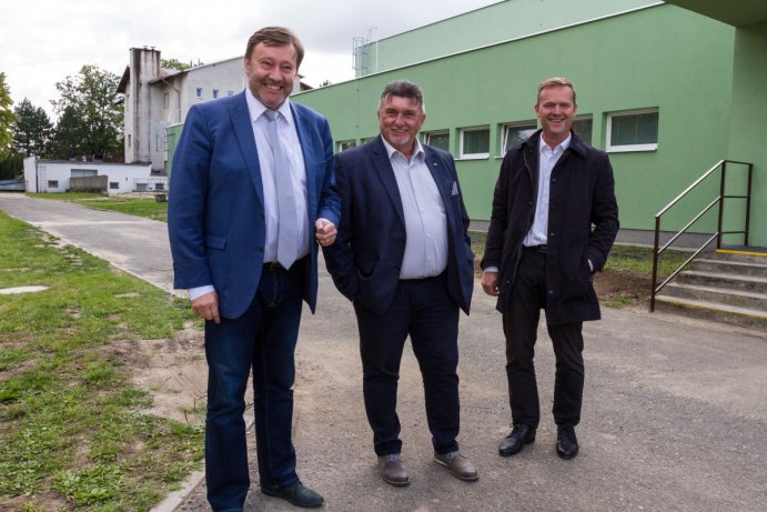 Nejstarší škola má opravenou tělocvičnu. Radost mají kováři i sedláři