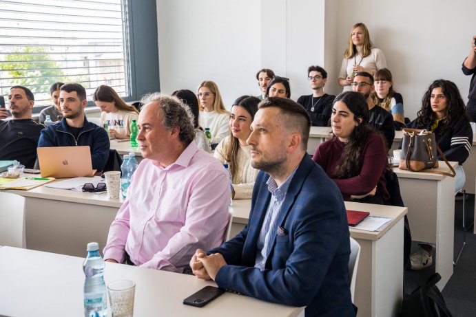 Studenti z Česka a Izraele se v Olomouci učí digitalizaci zdravotnictví. Navštívil je náměstek Lichnovský