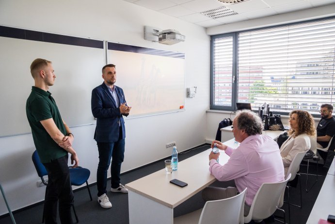 Studenti z Česka a Izraele se v Olomouci učí digitalizaci zdravotnictví. Navštívil je náměstek Lichnovský