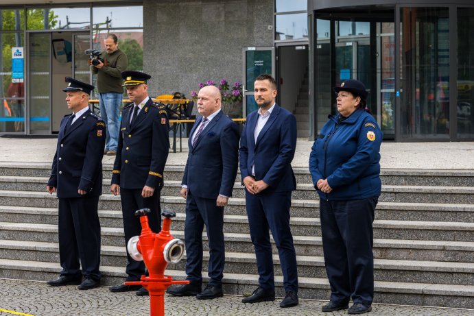 Hasiči změřili síly v extrémní soutěži před budovou úřadu