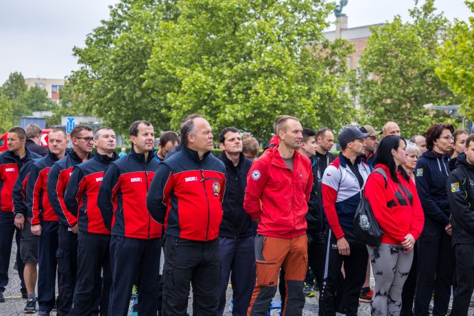 Hasiči změřili síly v extrémní soutěži před budovou úřadu