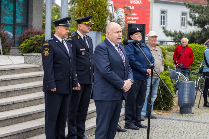 Hasiči změřili síly v extrémní soutěži před budovou úřadu