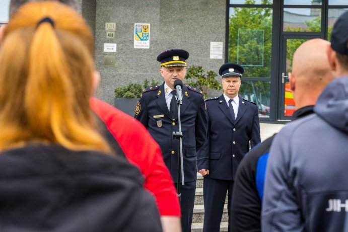 Hasiči změřili síly v extrémní soutěži před budovou úřadu
