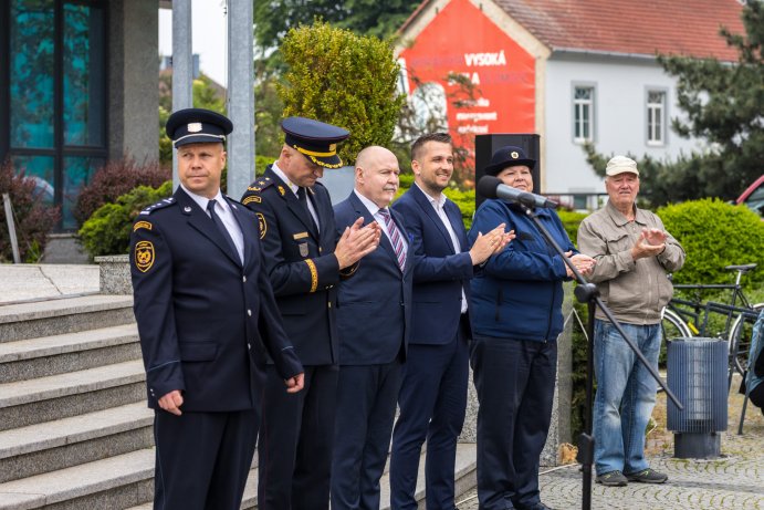 Hasiči změřili síly v extrémní soutěži před budovou úřadu