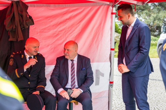 Hasiči změřili síly v extrémní soutěži před budovou úřadu