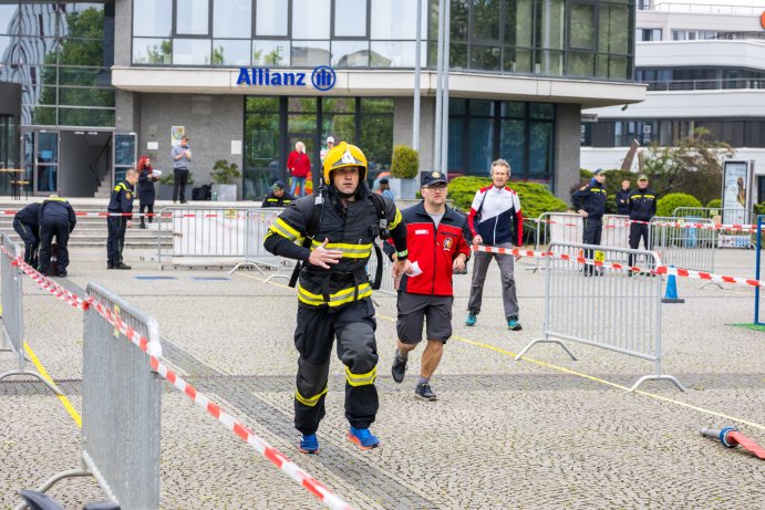 Hasiči změřili síly v extrémní soutěži před budovou úřadu