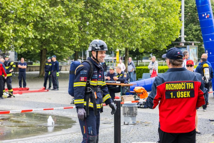 Hasiči změřili síly v extrémní soutěži před budovou úřadu