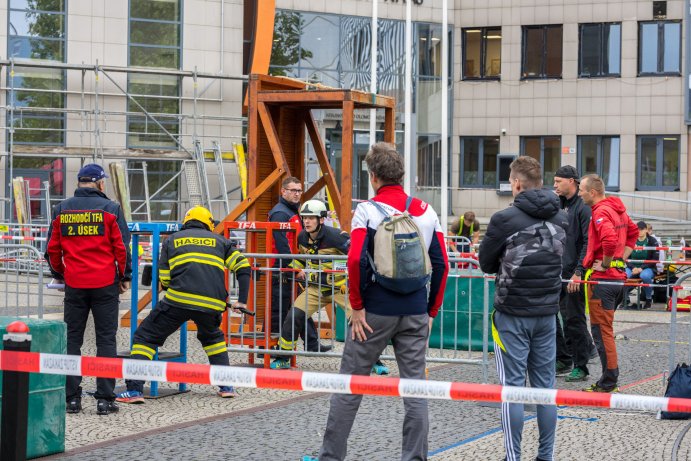Hasiči změřili síly v extrémní soutěži před budovou úřadu