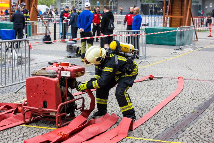 Hasiči změřili síly v extrémní soutěži před budovou úřadu