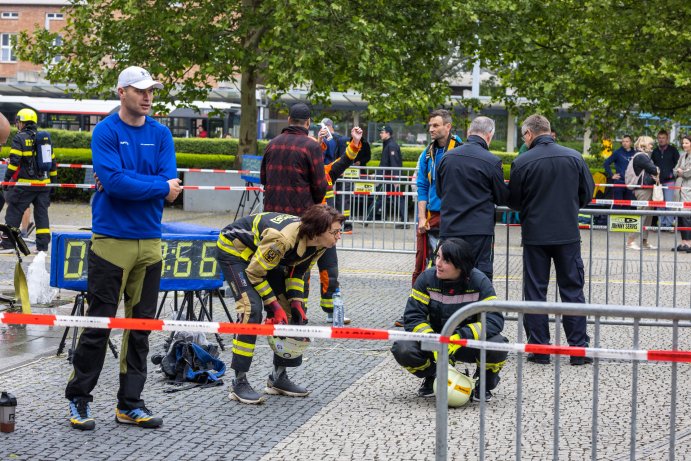 Hasiči změřili síly v extrémní soutěži před budovou úřadu