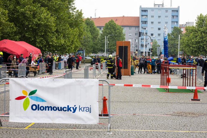 Hasiči změřili síly v extrémní soutěži před budovou úřadu