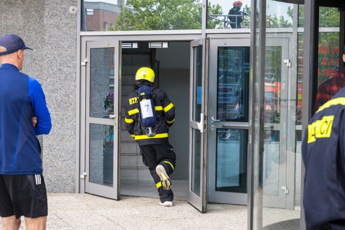 Hasiči změřili síly v extrémní soutěži před budovou úřadu