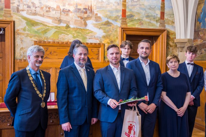 Pomáhají nezištně. Kraj ocenil dárce krve