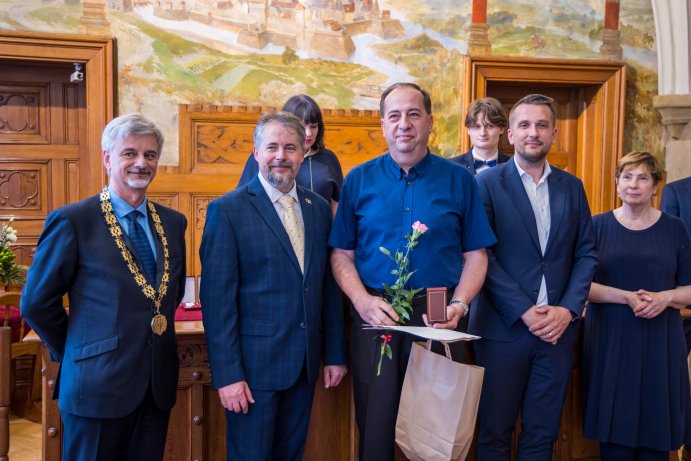 Pomáhají nezištně. Kraj ocenil dárce krve