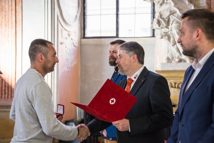 Zlatý kříž za 120 odběrů krve. Kraj ocenil dárce