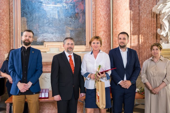 Zlatý kříž za 120 odběrů krve. Kraj ocenil dárce