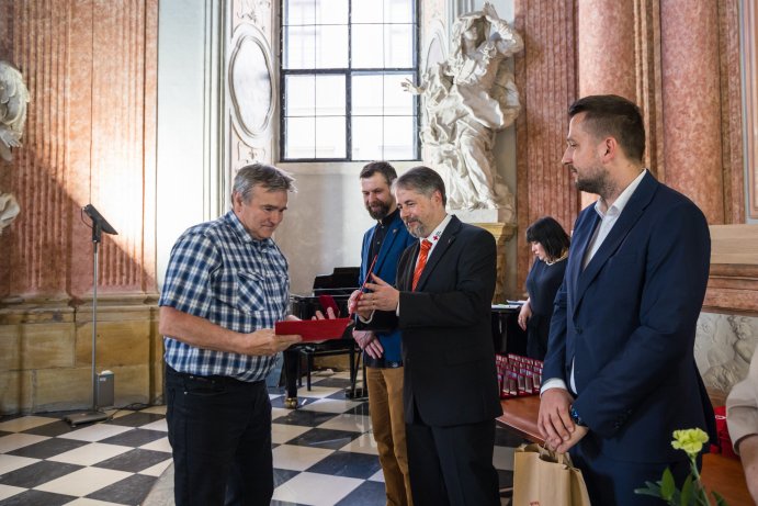 Zlatý kříž za 120 odběrů krve. Kraj ocenil dárce