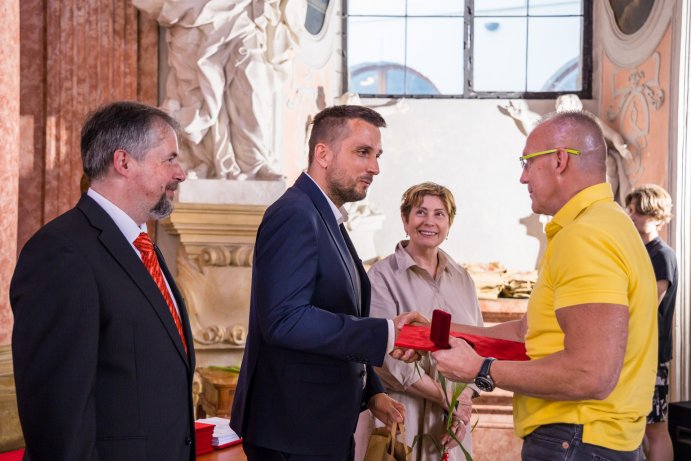 Zlatý kříž za 120 odběrů krve. Kraj ocenil dárce