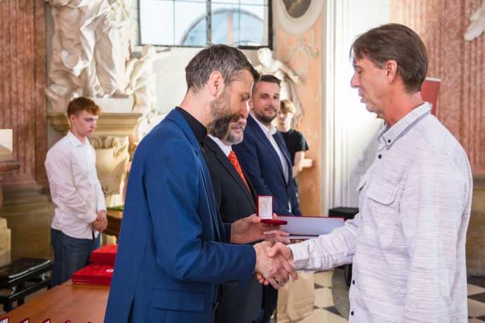 Zlatý kříž za 120 odběrů krve. Kraj ocenil dárce