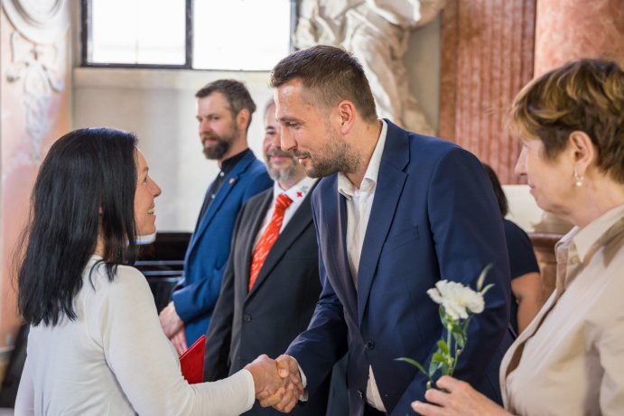 Zlatý kříž za 120 odběrů krve. Kraj ocenil dárce
