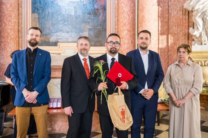 Zlatý kříž za 120 odběrů krve. Kraj ocenil dárce