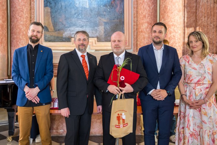 Zlatý kříž za 120 odběrů krve. Kraj ocenil dárce
