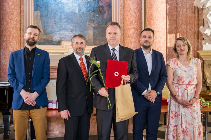 Zlatý kříž za 120 odběrů krve. Kraj ocenil dárce