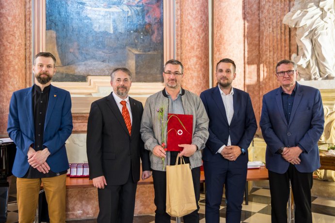Zlatý kříž za 120 odběrů krve. Kraj ocenil dárce