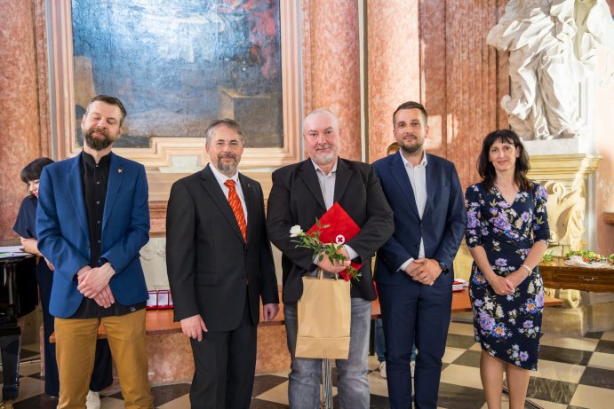 Zlatý kříž za 120 odběrů krve. Kraj ocenil dárce