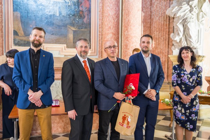 Zlatý kříž za 120 odběrů krve. Kraj ocenil dárce