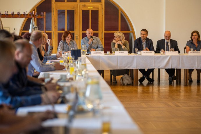 Zástupci mikroregionů jednali ve Velké Bystřici o digitalizaci, energetice i financích