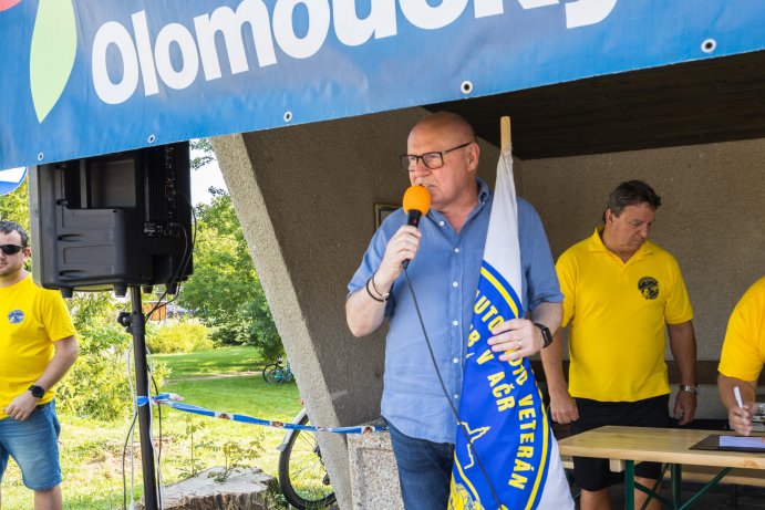 Veteránská paráda na Hané. Historické vozy mířily ze Skalky do Slatinic