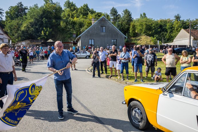 Veteránská paráda na Hané. Historické vozy mířily ze Skalky do Slatinic
