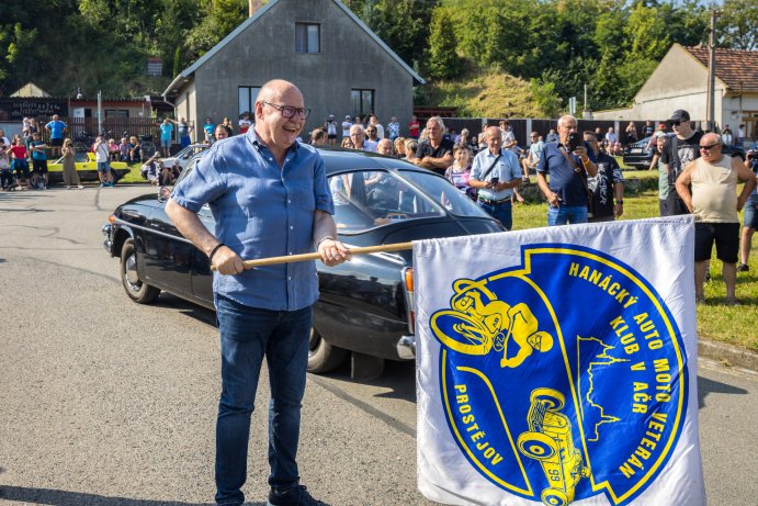 Veteránská paráda na Hané. Historické vozy mířily ze Skalky do Slatinic
