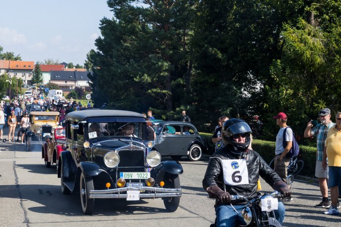Veteránská paráda na Hané. Historické vozy mířily ze Skalky do Slatinic