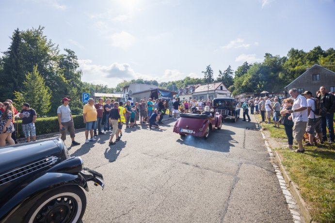 Veteránská paráda na Hané. Historické vozy mířily ze Skalky do Slatinic