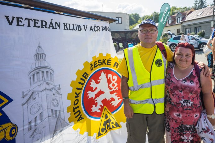 Veteránská paráda na Hané. Historické vozy mířily ze Skalky do Slatinic