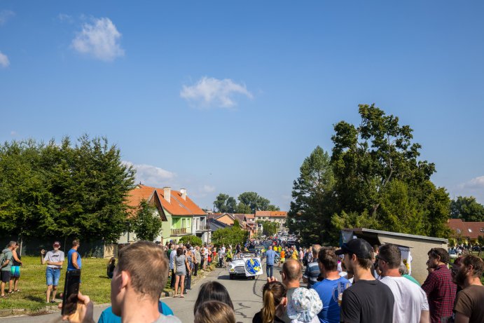 Veteránská paráda na Hané. Historické vozy mířily ze Skalky do Slatinic