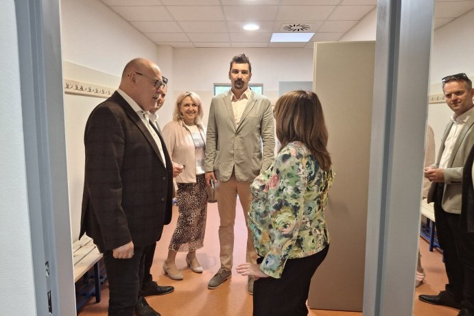 Rekonstrukce tělocvičny a moderní jezdecký simulátor. Škola v Horních Heřmanicích se dočkala změn