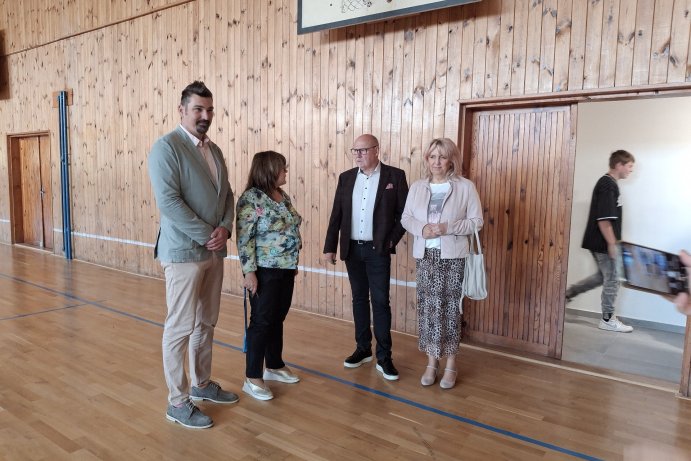 Rekonstrukce tělocvičny a moderní jezdecký simulátor. Škola v Horních Heřmanicích se dočkala změn