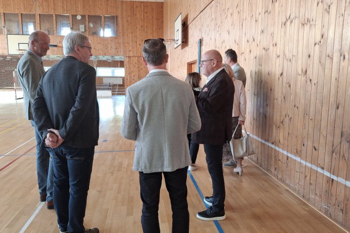 Rekonstrukce tělocvičny a moderní jezdecký simulátor. Škola v Horních Heřmanicích se dočkala změn