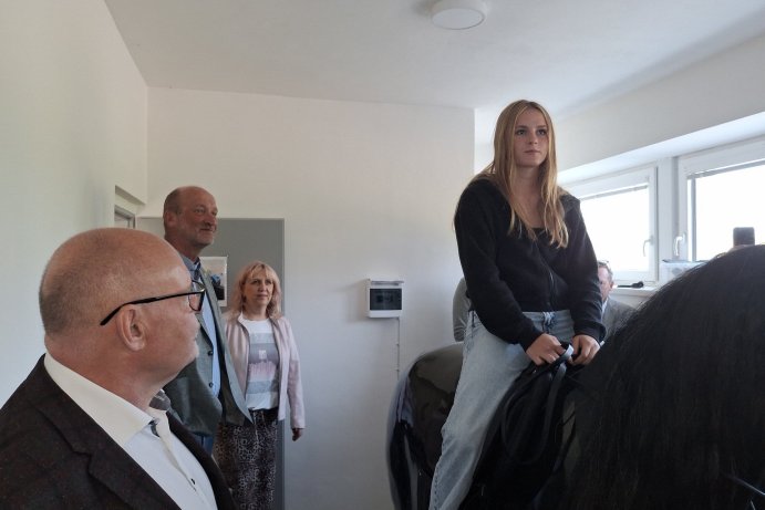 Rekonstrukce tělocvičny a moderní jezdecký simulátor. Škola v Horních Heřmanicích se dočkala změn