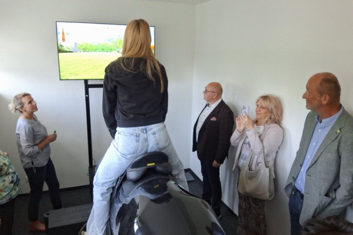 Rekonstrukce tělocvičny a moderní jezdecký simulátor. Škola v Horních Heřmanicích se dočkala změn