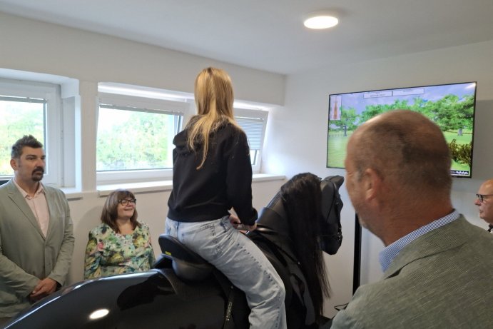 Rekonstrukce tělocvičny a moderní jezdecký simulátor. Škola v Horních Heřmanicích se dočkala změn